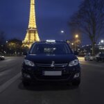 Taxi parisien aligné devant la Tour Eiffel, prêt à accueillir les passagers.