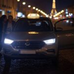 voiture taxi la nuit devant la tour eiffel
